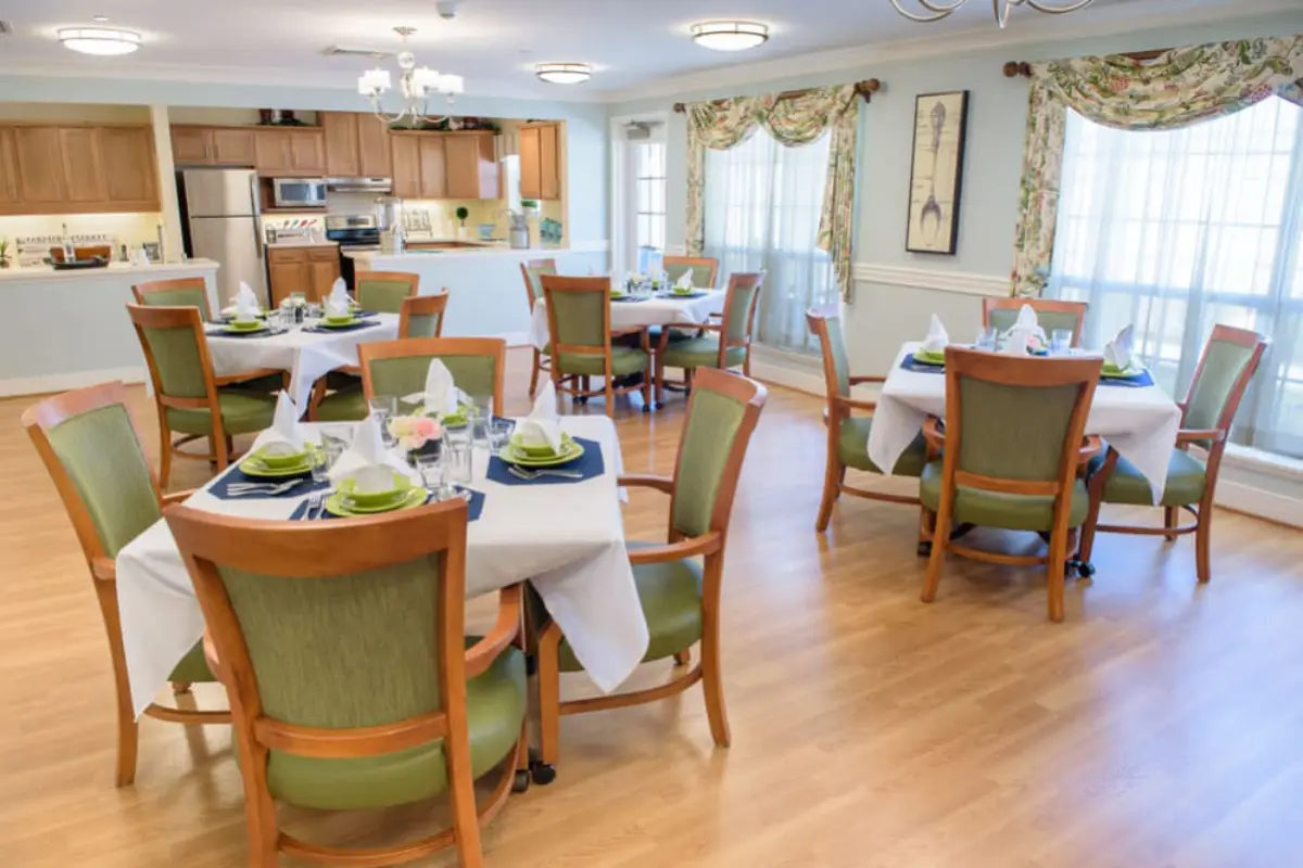 https://www.jaybirdseniorliving31.net/wp-content/uploads/2024/07/Dining-Room-2.webp