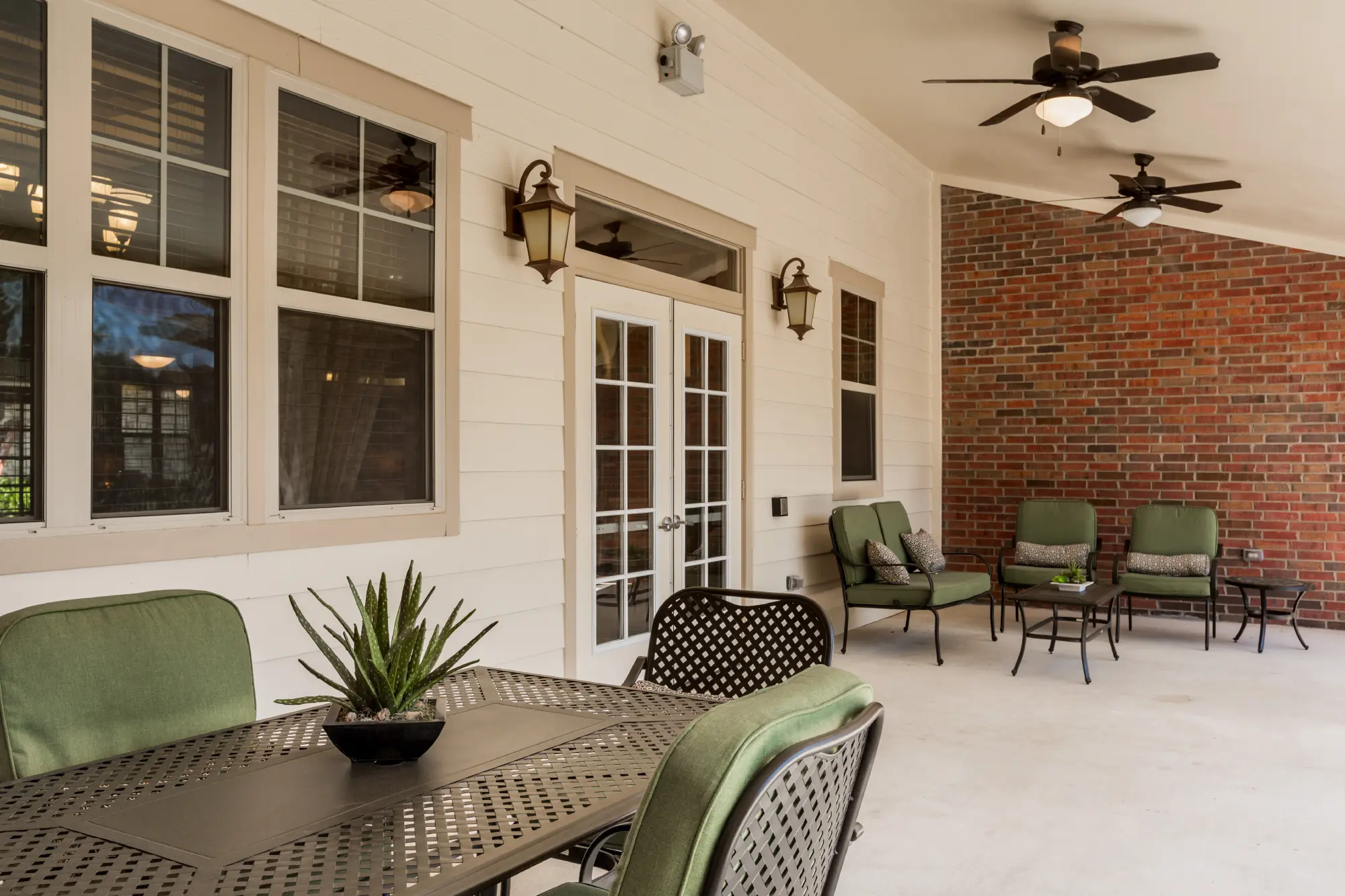 https://www.jaybirdseniorliving31.net/wp-content/uploads/2024/09/Patio-2000.webp